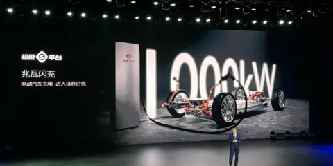 BYD batteri pris: En presentation av snabbladdning för elbilar, med en bild av ett elbilchassi och en laddstation.