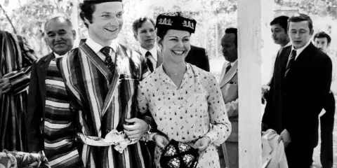 Silvia Sommerlath 1972, klädd i traditionell dräkt, ler glatt bredvid en man i liknande kläder.