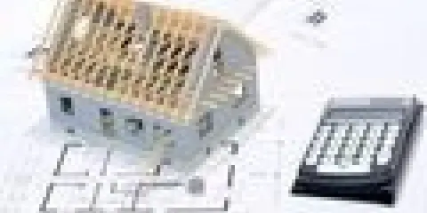 Maquette de maison sur des plans, avec une calculatrice. Un indice ICC pour estimer le coût de construction.