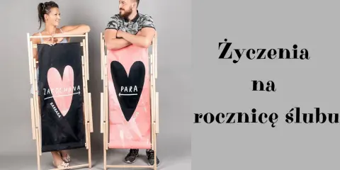 Para zakochanych świętuje 12 rocznicę ślubu, pozując przy leżakach z sercami.