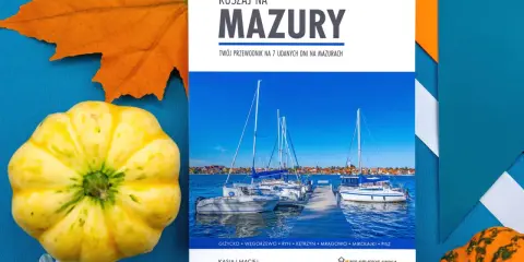 Przewodnik "Ruszaj na Mazury" z widokiem na żaglówki i jesienne dekoracje. Idealny pomysł na mazury na weekend.