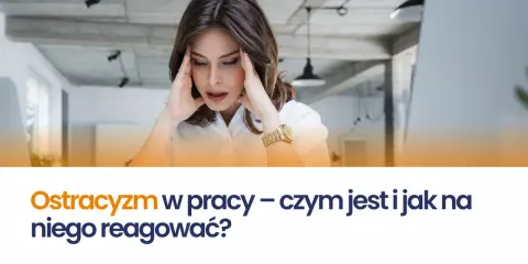 Kobieta z rękami na skroniach, przeżywająca ostracyzm społeczny w pracy. Jak sobie z tym radzić?