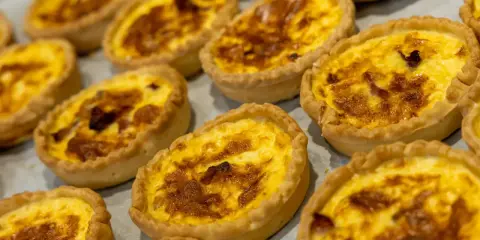 Petites quiches dorées, garnies d'une préparation crémeuse et de lardons. Un délice, une spécialité de Nancy à savourer sans attendre.