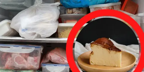 Kawałek sernika na talerzyku, w zamrażarce pełnej jedzenia. Czy sernik można mrozic? Tak, można go zamrozić.