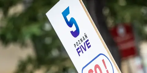 Tabliczka z napisem "POZNAŃ FIVE GO!" zachęca do biegu na 5 km.