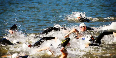 Zawodnicy w triathlonie Ironman walczą o każdy metr dystansu pływackiego.