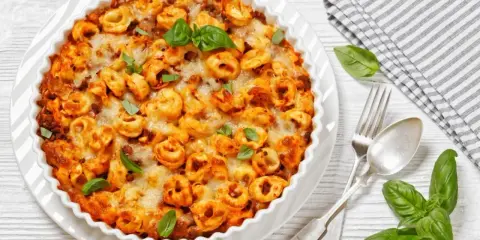 Zapiekanka z tortellini i kurczakiem: Sycący obiad bez wpadek