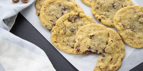 Délicieux cookies mi-cuits aux noisettes et pépites de chocolat, parfaits pour une recette gourmande.