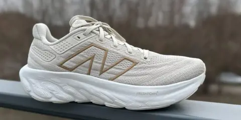 Jasnoszare buty sportowe z beżowym logo N i białą podeszwą Fresh Foam. Idealne dropy butów na co dzień.