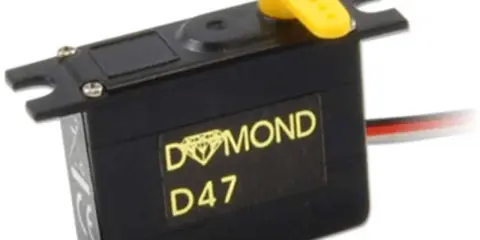 Schwarzes dymond servo D47 mit gelbem Hebel und Kabeln.