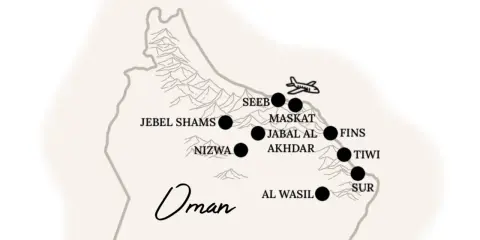 Karte von Oman mit markierten Orten wie Maskat, Seeb, Jebel Shams, Nizwa, Jabal Al Akhdar, Al Wasil, Fins, Tiwi und Sur. Ein Flugzeugsymbol deutet auf eine Reise hin.