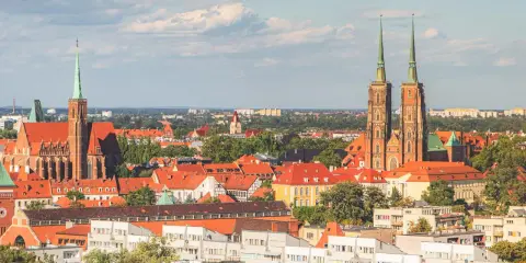 Panorama Wrocławia z katedrami i kamienicami. Idealne miejsce, by zobaczyć, co zobaczyć we Wrocławiu.