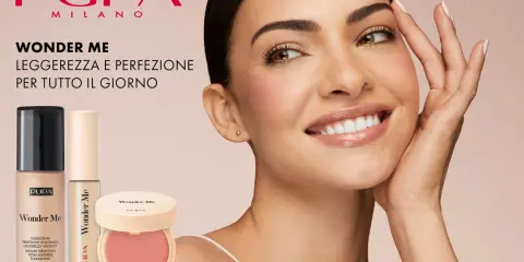 Modella sorridente con prodotti Pupa Wonder Me, un tutorial trucco per un look leggero e perfetto tutto il giorno.