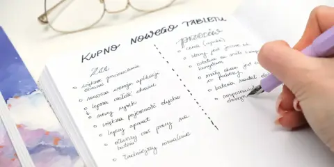 Estetyczne notatki: lista "za" i "przeciw" przy zakupie nowego tabletu. Długopis pisze na kartce w kropki.