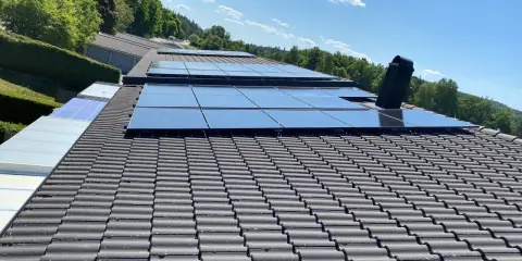 Solpaneler på ett tak, en investering i framtiden med Nordpolen Energi AB.