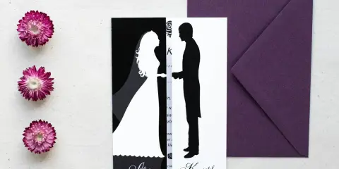 Eleganckie zaproszenie na ślub z sylwetkami pary młodej. Tekst zaproszenia jest widoczny na karcie.