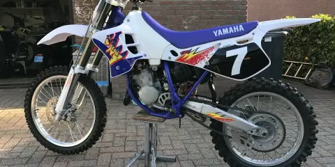 Yamaha cross 125 z numerem 7 na tabliczce. Zastanawiasz się, ile pojedzie cross 125? Ten model wygląda na gotowy do akcji!