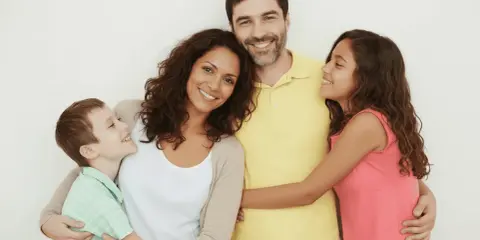 Familia feliz y sonriente. Los padres aprenden en cursos para padres.