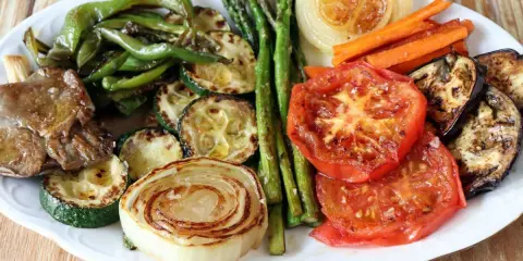 Plato de verduras al horno: pimientos verdes, calabacín, espárragos, zanahorias, cebolla, tomate y berenjena asados.