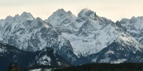 Śnieżne szczyty Tatr, prawdziwa korona gór polskich, lśnią w zimowym słońcu.