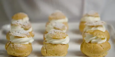 Petits choux garnis de crème fouettée, saupoudrés de sucre glace. La recette parfaite pour un dessert digne du Meilleur Pâtissier.