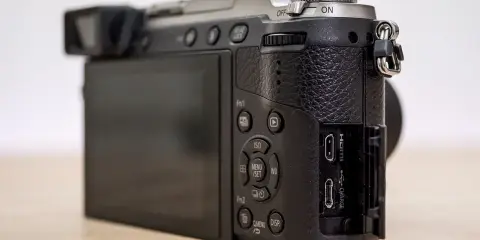 Dettaglio posteriore di una Lumix GX80 usata, con schermo LCD, pulsanti di controllo e porte USB/HDMI.