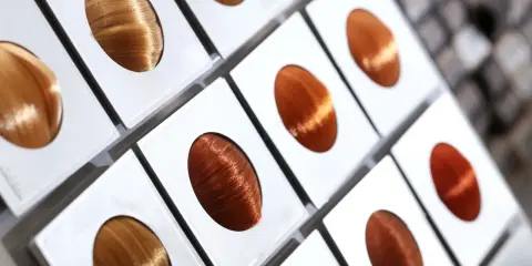 Campioni di capelli con tonalità che vanno dal biondo ramato al castano intenso, pronti per scegliere il colore perfetto.