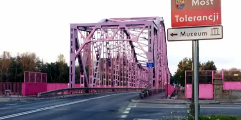 Różowy Most Tolerancji w Głogowie, jedna z głównych atrakcji miasta, prowadzi do Muzeum.