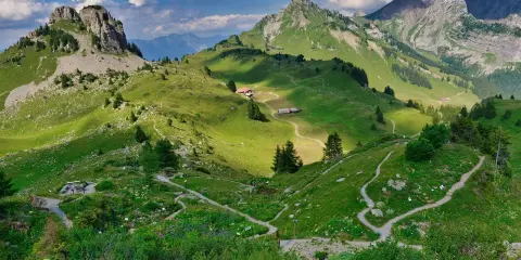 Karczma na szczycie: Jak zaplanować ucztę z widokiem na Tatry?