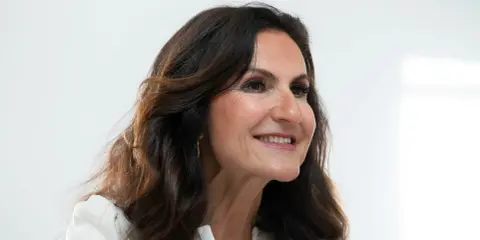 Gunilla von Platen, en framgångsrik svensk entreprenör, ler mot kameran.
