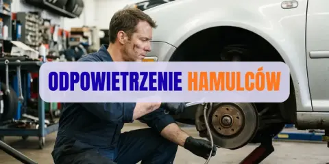 Mechanik wykonuje odpowietrzanie hamulców w samochodzie.