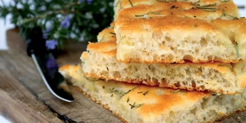 Stapel von knuspriger Focaccia mit Rosmarin, perfekt zum Belegen. Der Teig ist luftig und goldbraun gebacken.