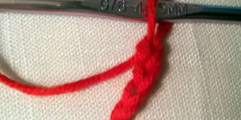 Czerwony łańcuszek na szydełku, z widocznym rozmiarem 4.5MM.