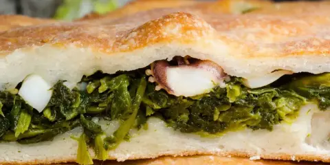 Focaccia ripiena con verdure e polpo, un'ottima idea per scoprire cosa mangiare a Gaeta.
