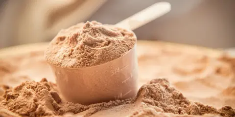 Miarka z proszkiem, idealna jako nutridrink dla osób dializowanych, tworzy małe górki na blacie.