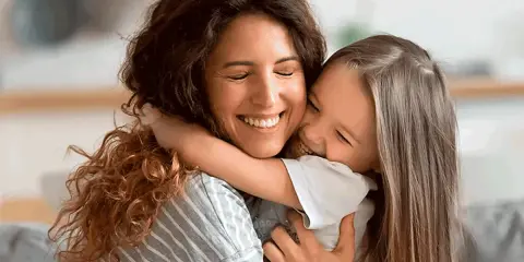 Un abbraccio pieno d'amore tra madre e figlia. Le loro risate riempiono l'aria, un momento prezioso per a mia figlia frasi brevi.
