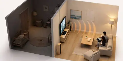 Un bebé duerme tranquilo en su cuna mientras una pareja disfruta de su salón. La imagen muestra la eficacia de los **techos insonorizados** para crear ambientes de paz.