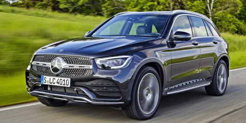 Czarny Mercedes GLC w ruchu. Sprawdź aktualną mercedes glc cena i dostępne wersje.
