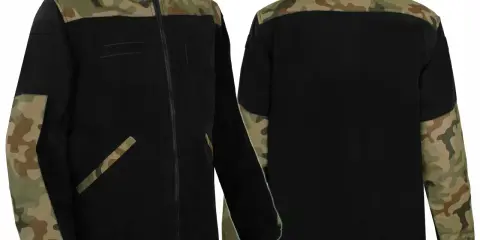Czarna bluza z naszywkami i kamuflażem na ramionach i kołnierzu, idealna dla miłośników stylu militarnego. Bluza grom.
