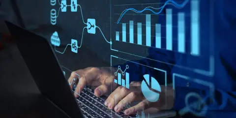 Un homme tape sur un ordinateur portable, avec des graphiques et des flux de données bleus superposés. Idéal pour une formation data scientist à distance.