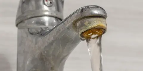 Zacieki i osad na baterii łazienkowej? Dowiedz się, jak usunąć kamień z baterii łazienkowych, by znów lśniła czystością.