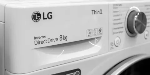 Pralka LG ThinQ Inverter DirectDrive 8kg nie chce się włączyć. Widoczny panel sterowania i logo LG.