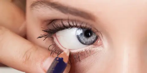 Applicazione di matita sotto l'occhio per uno sguardo intenso. Un tocco di colore che valorizza gli occhi.