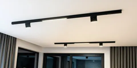 Nowoczesne oświetlenie szynowe aranżacje na suficie, tworzące minimalistyczny i funkcjonalny wystrój wnętrza.