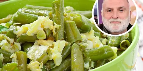 Judías verdes con patatas y huevo revuelto en un cuenco verde. Un hombre sonríe en un círculo superpuesto.
