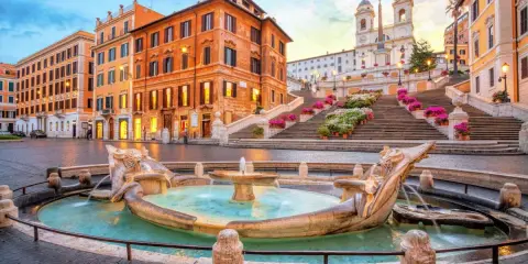 Fontana della Barcaccia e la scalinata di Trinità dei Monti, un luogo iconico di Roma. Curiosità: la fontana fu danneggiata dai soldati francesi nel 1798.