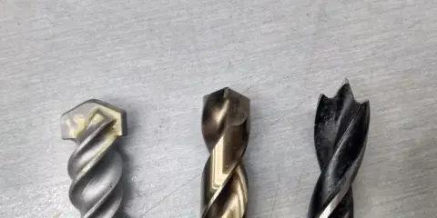 Tres brocas diferentes: una para mampostería, una para metal y una para madera. Cada broca tiene un diseño único para su propósito.