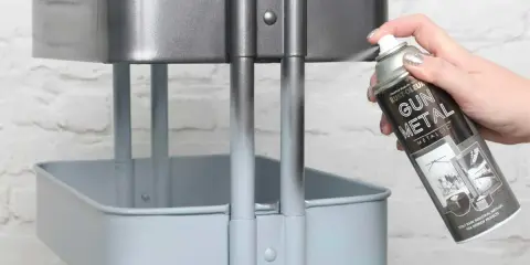 Malowanie plastiku sprayem na metaliczny kolor. Wózek zyskuje nowy wygląd dzięki puszce "Gun Metal".
