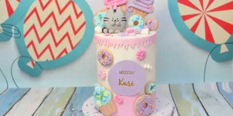 Tort ze słodyczy Kinder: Stwórz efekt "wow" bez pieczenia!