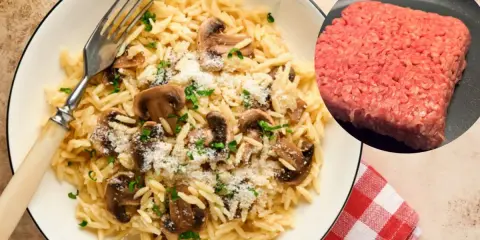 Makaron z grzybami i parmezanem, obok surowe mięso mielone. Zastanawiasz się, jakie przyprawy do mięsa mielonego wybrać, by danie było pyszne?